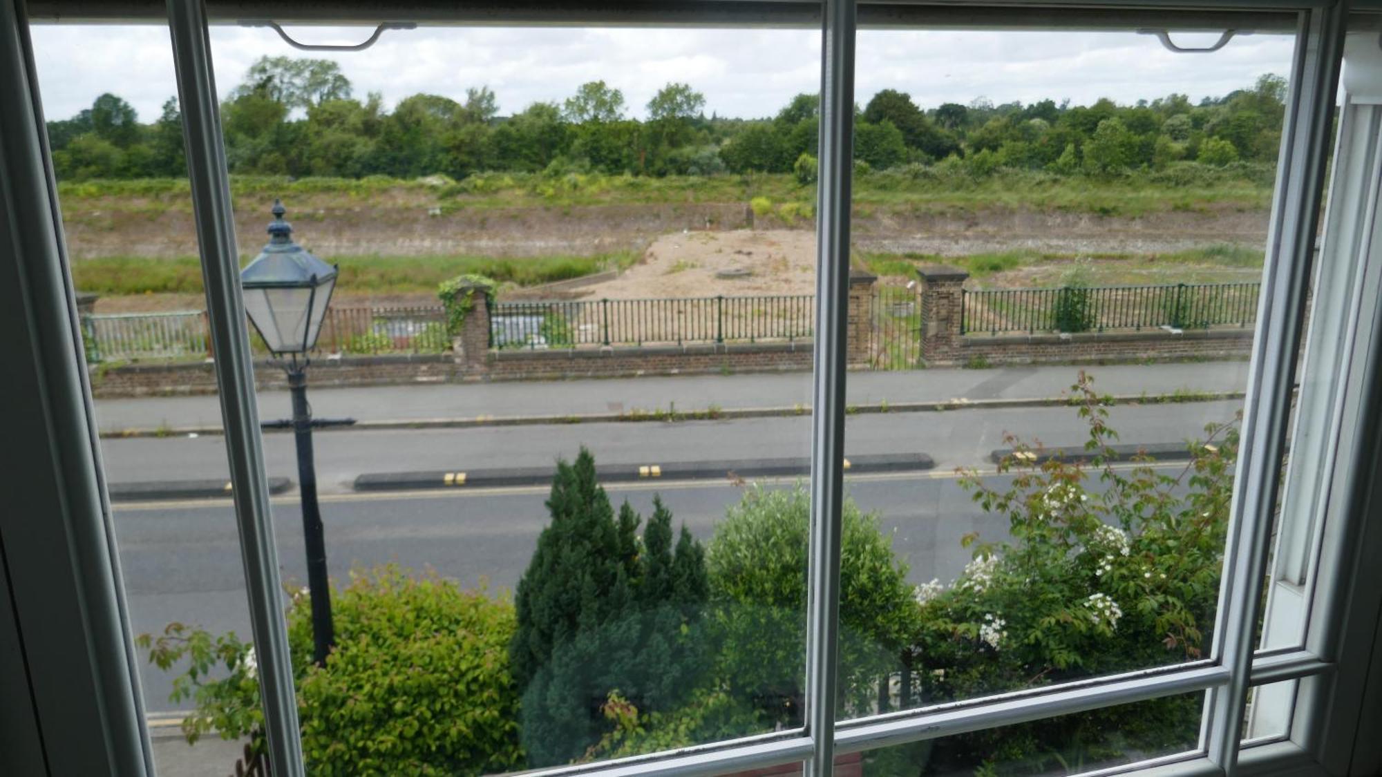 Fox & Hounds Pub Hotel Long Ditton Екстериор снимка